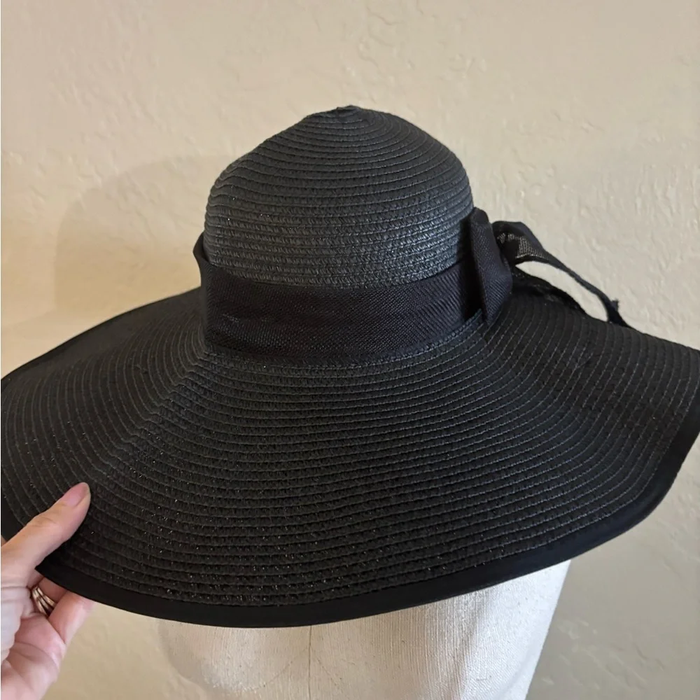 Foldable Black Wide-Brimmed Straw Hat Beach or Dress New